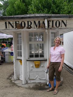 Neben Renoviertem gibt es Altes zu entdecken. Testerin Heike posiert neben einer Hütte vergangener Tage. Foto: Karina Strübbe