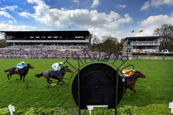 Die Hauptstadtbahn: Pferde und Jockeys vor der Tribüne. Elis Gury mit Filip Minarik gewinnt. www.galoppfoto.de - Frank Sorge