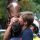Erlian wird von seiner Pflegerin nach dem Kölner Sieg 2012 geküsst. www.galoppfoto.de - Frank Sorge