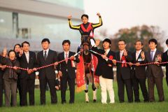 Die Siegerin im Japan Cup 2012 wird von ihren Besitzern an der langen Leine vom Geläuf geführt. www.shibashuji.com - Yasuo Ito   