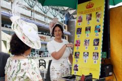 Jeden Tag ein wichtiger Wettmarkt: Welche Farbe hat der Hut von Queen Elizabeth? www.galoppfoto.de