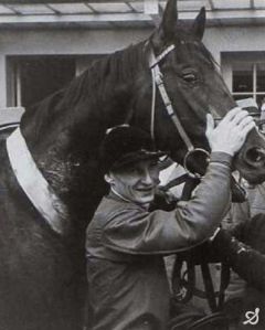 Mit Gerhard Streit, der als Jockey die meisten Derbysiege verbuchen konnte.  