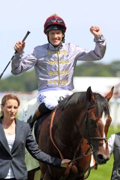 Da jubelt auch der Jockey: Richard Hughes freut sich über den Sieg und genießt den Applaus als erster Sieger in Royal Ascot 2014. Foto: www.galoppfoto.de - Frank Sorge