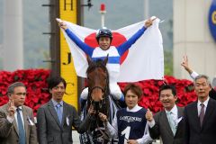Yasunari Iwata schwenkt die japanische Fahne, zuvor schaffte Lord Kanaloa den Doppelsieg im Hong Kong Sprint. Foto: www.galoppfoto.de - Frank Sorge