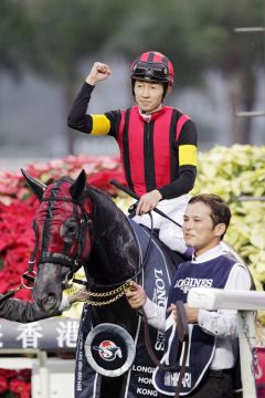 A Shin Hikari unter Yutaka Take nach dem Sieg in Hong Kong. www.galoppfoto.de
