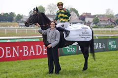  Amellata mit Lukas Delozier nach dem Sieg in der Silbernen Peitsche 2023 in Baden-Baden. ©galoppfoto - Sarah Bauer