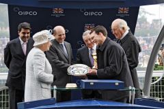 Siegerehrung mit der Namensgeberin des Rennens: Queen Elizabeth II mit Excelebrations Trainer Aidan O'Brien. www.galoppfoto.de - John James Clark