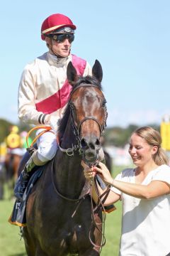  Lady Mary mit Martin Seidl nach dem Sieg beim Lebensdebüt in Baden-Baden. ©galoppfoto - Sabine Brose