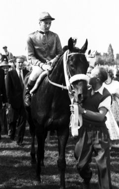  Orsini mit Lester Piggott nach dem Sieg im 88. Deutschen Derby. ©galoppfoto - Archiv Hilde Hoppe