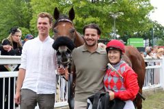  Soller Bay mit Sarah Biessey und Besitzertrainer Niek Brenninkmeijer (links) nach dem Sieg im 1. Super-Handicap des Bad Harzburger Meetings 2023. ©galoppfoto - Peter Heinzmann