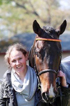  Trainerin Janina Reese mit Saludos im Portrait in Dresden 2021. ©galoppfoto - Frank Sorge