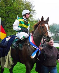 River Storm Dancer mit Miguel Lopez nach dem Sieg im 110. Grosses Heinrich Vetter-Badenia-Jagdrennen. Foto Karina Strübbe