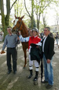 Acadius mit A. Suborics und J. Carvalho nach seinem sieg im Preis der Dreijährigen - Jean Harzheim und Taxi4Horses-Trophy-L am 10.04.2011 in Düsseldorf