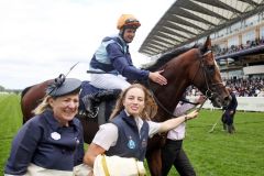 Die Überraschungssieger am ersten Royal Ascot-Tag: Accidental Agent unter Charlie Bishop, vorne Trainerin Eve Johnson Houghton. www.galoppfoto.de