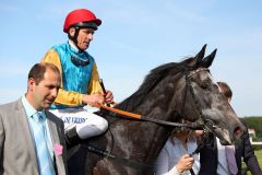 Akribie mit Adrie de Vries und Röttgens Gestütsleiter Frank Dorff nach dem Sieg im Diana-Trial. www.galoppfoto.de - Sabine Brose