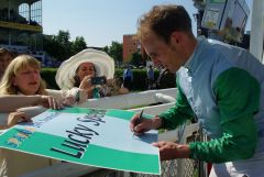 Gut vorbereitete Fans: Andrasch Starke unterschreibt das Lucky Speed-Plakat. www.dequia.de