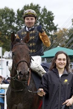 Das sieht nach richtiger Arbeit aus: Anna Magnolia (rechts) mit Julien Guillochon nach dem Sieg im Großen Preis der BMW Niederlassung Hannover  www.galoppfoto.de - Frank Sorge