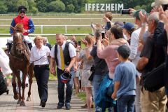 Applaus für den Sieger im Großen Preis der Badischen Wirtschaft - Northern Ruler mit Bauyrzhan Murzabayev. ©galoppfoto - Sarah Bauer