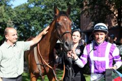 Gestüt Höny-Hofs Artilliro mit Alexander Pietsch und Trainer Roland Dzubasz nach dem Sieg im Sport gegen Gewalt-Preis in Hoppegarten. www.hoppegarten.com - Sorge