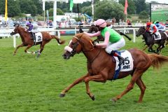 Außen wird gewonnen - Andrasch Starke landet mit Sisfahan seinen historischen 8. Derbysieg, innen landet der Favorit Alter Adler (Theo Bachelot) auf dem 2. Platz. ©galoppfoto - Sabine Brose