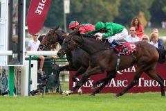 Die Ammerländerin Baltic Baroness (innen) gewinnt mit Maxime Guyon gegen Pomology den Prix Vermeille, Gr. I 2014. Foto: Dr. Jens Fuchs