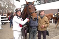 Das Sieger-Team: Battash mit Andrasch Starke und Trainer Peter Schiergen. Foto: Gabriele Suhr