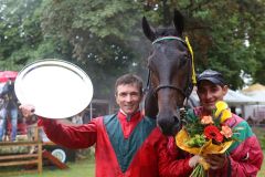 Silberteller und Blumen gibt es für das siegreiche Team um Bermuda Reef und Jockey Adrie de Vries. www.galoppfoto.de - Frank Sorge