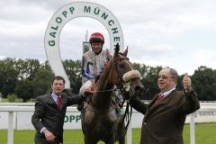 Besitzer Rupert Plersch (rechts) und Trainer John Hillis happy nach dem Listensieg von Why not mit James Antony Quinn www.turfstock.com - Lajos-Eric Balogh