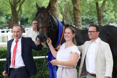 Best Lightning mit Trainer Andreas Suborics (rechts) und Besitzer Hermann Pfister nach dem Sieg im Grossen Preis der Dortmunder Wirtschaft. ©galoppfoto - Stephanie Gruttmann