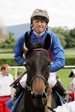 Boccassini zweijährig als Siegerin in Baden-Baden  mit Filip Minarik. www.galoppfoto.de