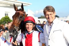 Nach vier Listensiegen nun endlich der ersehnte Gruppe-Treffer: Calyxa mit Adrie de Vries und Trainer Ferdinand Leve. www.galoppfoto.de - Frank Sorge