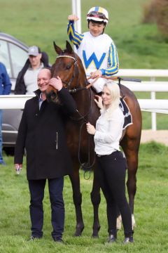 Trainer Sascha Smrczek, Encki Ganbat und Betreuerin Vanessa Wutke mit Clever Candy nach ihrem Listentreffer im Sauren Dachfonds-Rennen. ©galoppfoto - Sandra Scherning