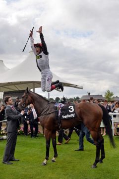 Der Mann freut sich: Frankie Dettori nach dem Sieg von Cracksman. www.galoppfoto.de - JJ Clark