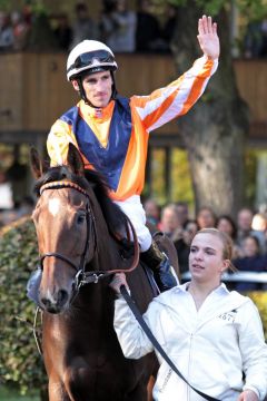 Danedream und Andrasch Starke, Sieger im Prix de l'Arc de Triomphe, werden dem Publikum präsentiert. www.galoppfoto.de