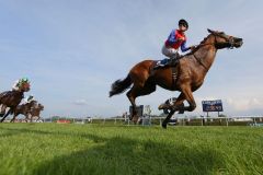 "Das Pferd gab mir 600 Meter vor dem Ziel das Gefühl, ich könnte fliegen": Filip Minarik über Ivanhowe nach dem Longines - Großer Preis von Baden. www.galoppfoto.de - Frank Sorge