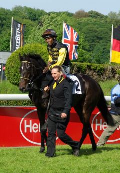 Das Siegerteam nach dem klassischen Sieg in den German 1000 Guineas - Akua'da mit Eduardo Pedroza. www.dequia.de