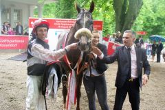 Das Siegerteam im Großen Sparkassenpreis: Si Luna mit Jockey Eddy Hardouin und Trainer William Mongil. www.dequia.de