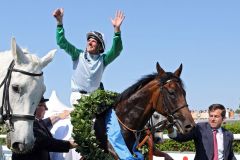 "Lucky" ist nicht nur der Vorname des Pferdes sondern auch der Gefühlszustand des Reiters und des Trainers: Andrasch Starke und Peter Schiergen mit Lucky Speed nach dem Derbysieg. www.galoppfoto.de - Frank Sorge