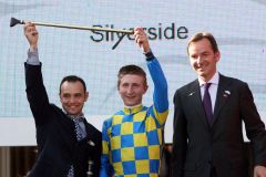 Der begehrteste Ehrenpreis des deutschen Turfs geht nach Frankreich: Silverside beschert Trainer Frederic Sanchez  (l.) den ersten Gruppesieg, Jockey Julien Grosjean den ersten Sieg in Deutschland und macht auch Baden Racing-Chef Dr. Andreas Jacobs Spaß. www.galoppfoto.de 