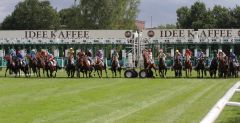 Der Start zum IDEE 148. Deutschen Derby mit 18 Pferden. www.galoppfoto.de - Sandra Scherning