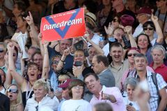 Die deutsche Fan-Gemeinde auf der Tribüne in Longchamp bejubelt Danedream bei ihrem Arc-Sieg. www.galoppfoto.de