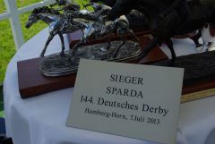 Die Preise für den Sieger im SPARDA 144. Deutschen Derby. www.dequia.de