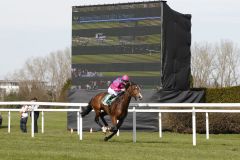 Die überlegene Vorstellung von See The Rock mit Jozef Bojko in München nährt die Derbyhoffnungen. www.turfstock.com - Lajos-Eric Balogh