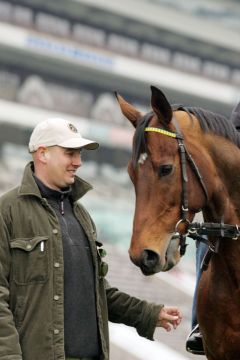 Epalo mit Trainer Andreas Schütz in Hong Kong. www.galoppfoto.de - Frank Sorge