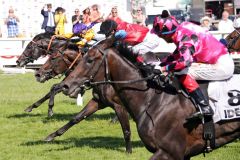 Das Zielfoto muss entscheiden: Innen gewinnt Sammarco mit Bauyrzhan Murzabayev im gelb-weiß-lila farbenen Dress knapp mit einer Nase vor Schwarzer Peter außen mit Andreas Helfenbein (pink) und dem Favoriten So Moonstruck mit Frankie Dettori in der Mitte. ©galoppfoto - Sabine Brose