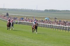 Frankel galoppiert bei den Qipco 2000 Guineas die Konkurrenz aus den Schuhen. Foto: J J Clarke