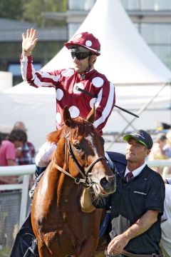 French King und Olivier Peslier nach dem Sieg im pferdewetten.de - Großer Hansa-Preis. www.galoppfoto.de - Frank Sorge