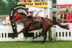 Gestüt Ittlingens Laroche mit Steven Eccles gewinnt das Deutsche Derby 1994. www.galoppfoto.de - Frank Sorge