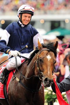 Green Moon mit Brett Prebble nach dem Sieg im Emirates Melbourne Cup. www.galoppfoto.de - Peeo Ploff