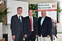 Der neue Präsident inmitten seiner Vorgänger (v.l.n.r.): Stephan Buchner, Holger Schmid, Peter Gaul. Foto: www.badischer-rennverein.de